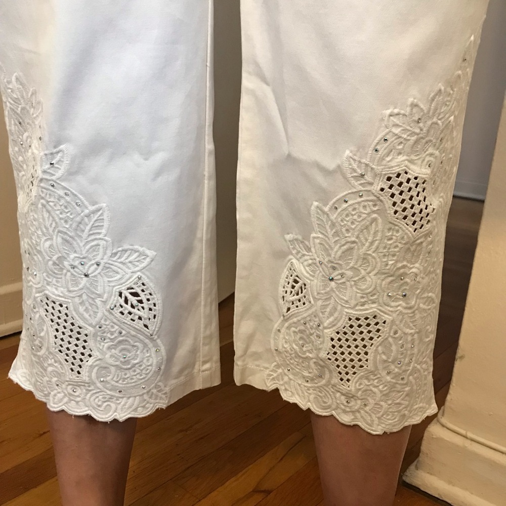 White Capri pants with design